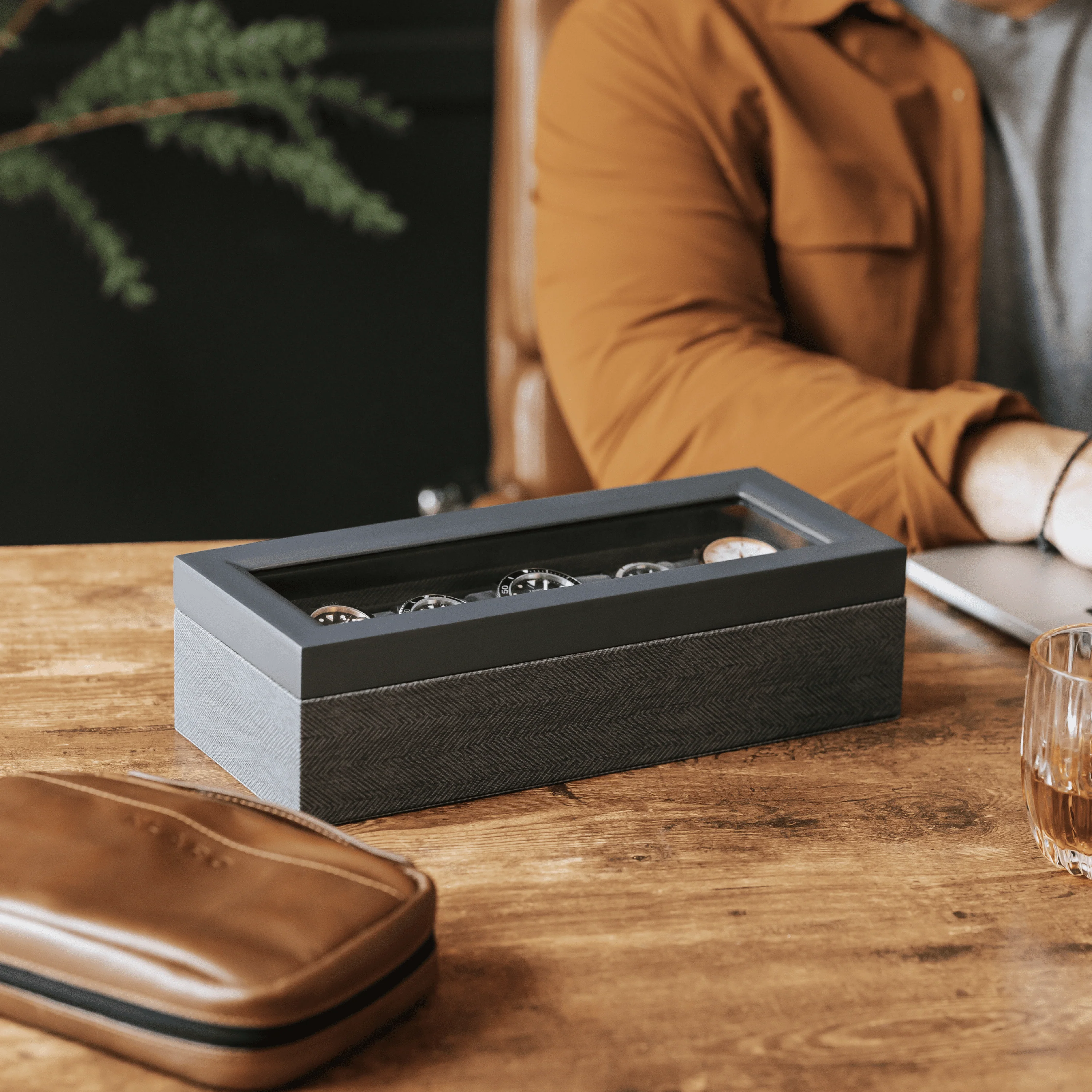 Herringbone Two-Toned Watch Box - 5 Slot - Image 9